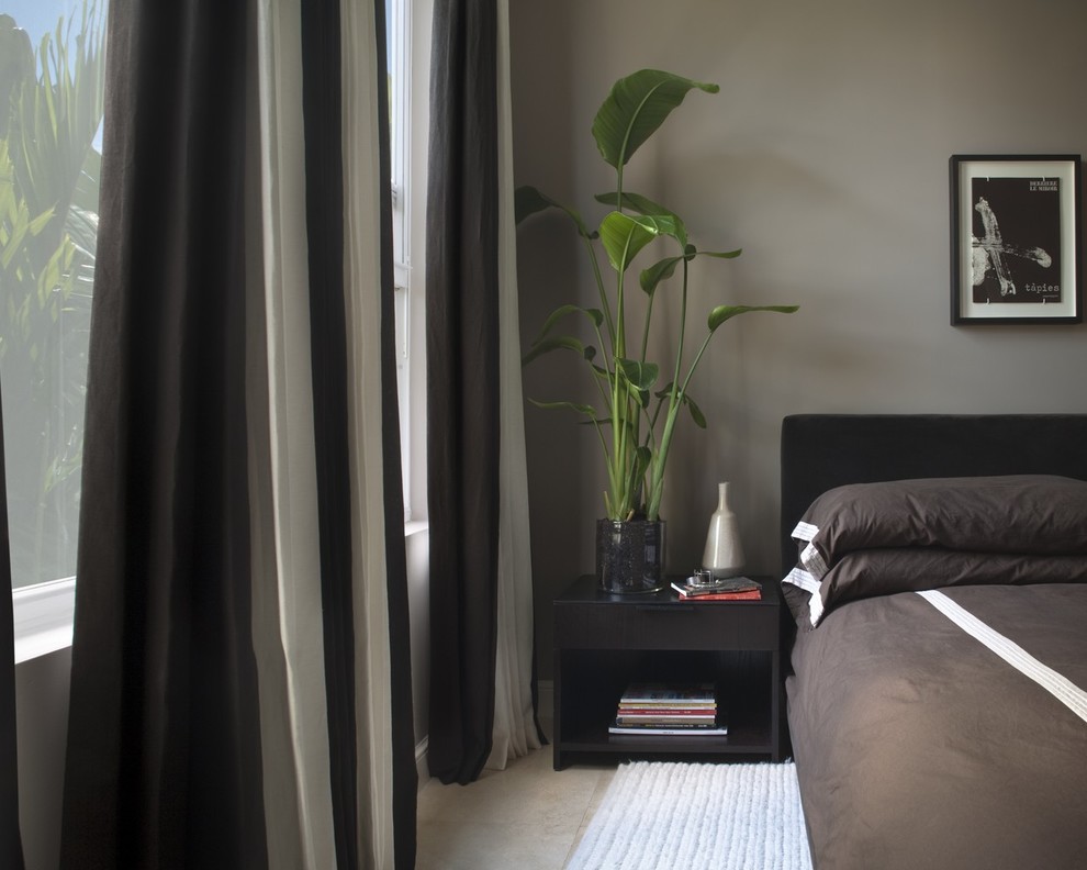 Ejemplo de habitación de invitados contemporánea pequeña con paredes grises y suelo de travertino