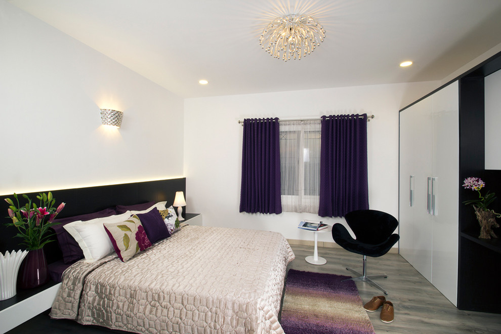 Modernes Schlafzimmer ohne Kamin mit weißer Wandfarbe in Bangalore