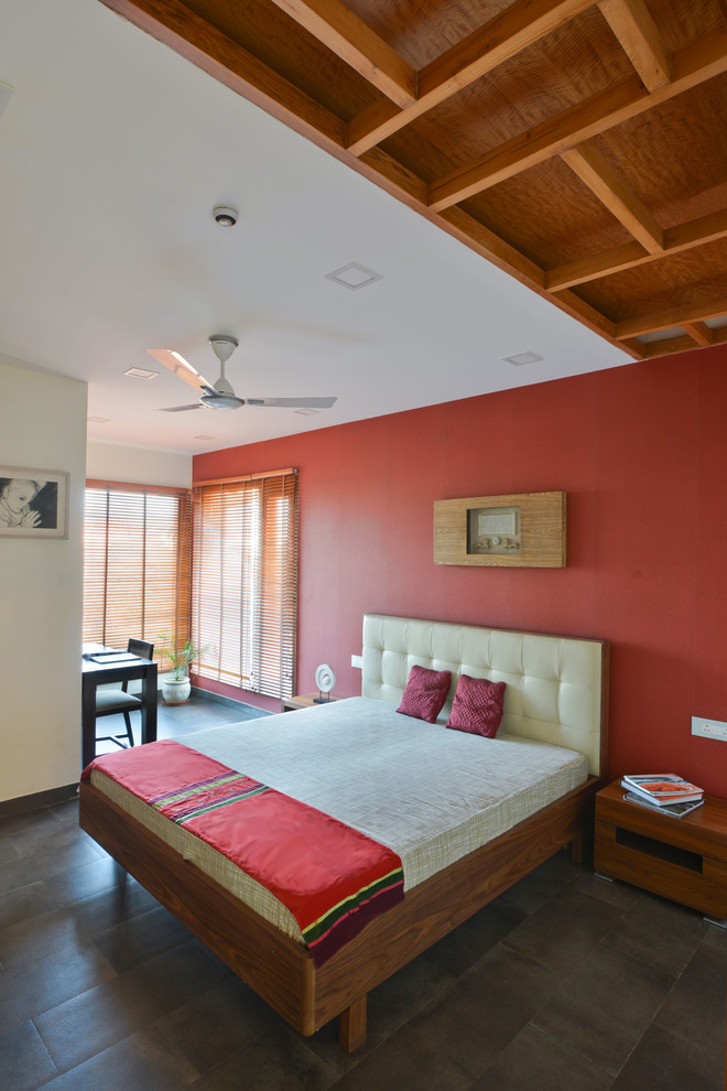 Modern inredning av ett mellanstort sovrum, med röda väggar