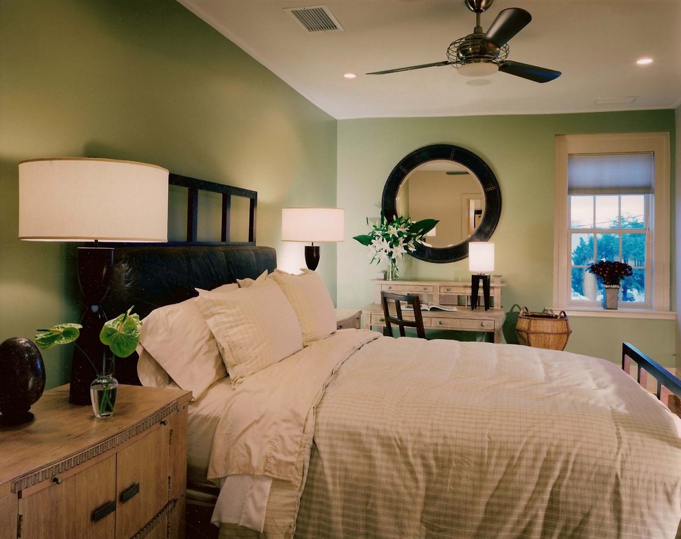 Modernes Schlafzimmer mit grüner Wandfarbe in Sonstige