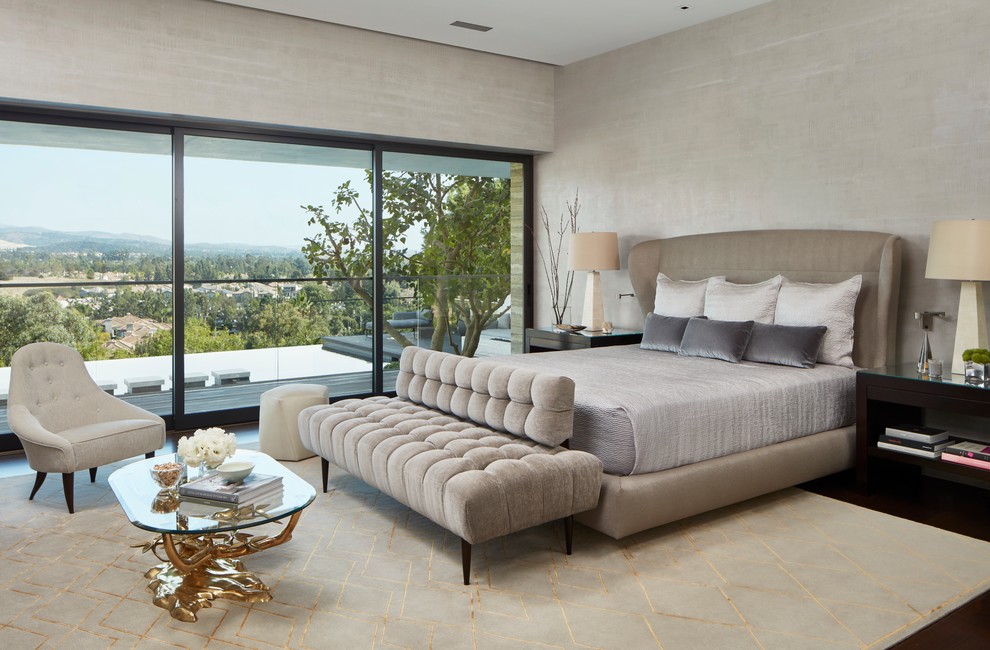 Modernes Hauptschlafzimmer mit beiger Wandfarbe und dunklem Holzboden in Orange County