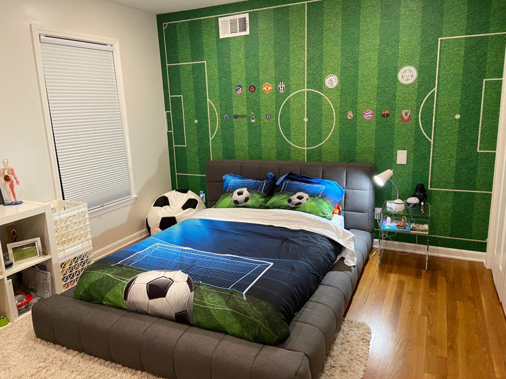 Esempio di una camera da letto minimal di medie dimensioni con pareti verdi, parquet chiaro e carta da parati