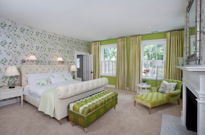 Идея дизайна: огромная хозяйская спальня в классическом стиле с зелеными стенами, ковровым покрытием, стандартным камином, фасадом камина из дерева и бежевым полом