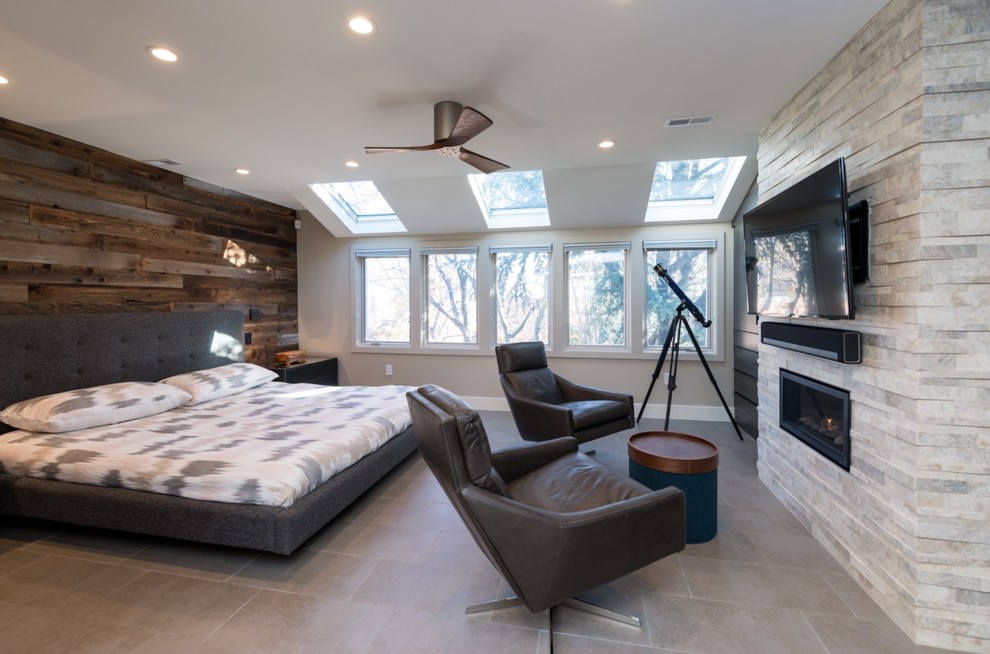 Идея дизайна: спальня в современном стиле с коричневыми стенами, стандартным камином и бежевым полом