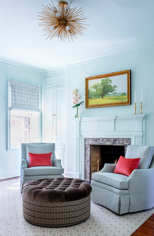 Réalisation d'une chambre tradition de taille moyenne avec un mur vert, une cheminée standard, un manteau de cheminée en pierre et un sol multicolore.