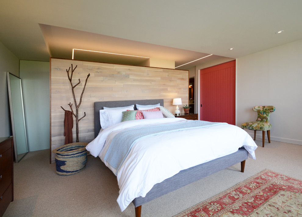 Modelo de dormitorio principal ecléctico con paredes beige, moqueta y suelo beige
