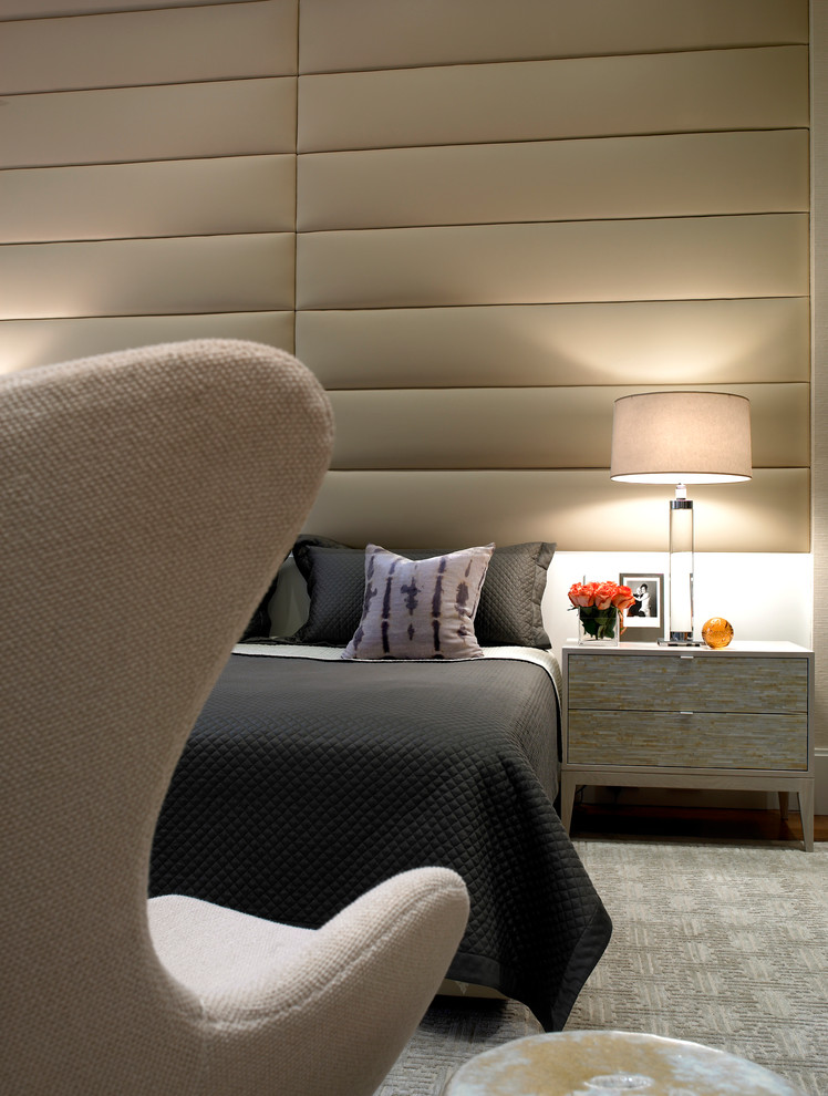 Idee per una camera matrimoniale minimalista di medie dimensioni con pareti beige e moquette