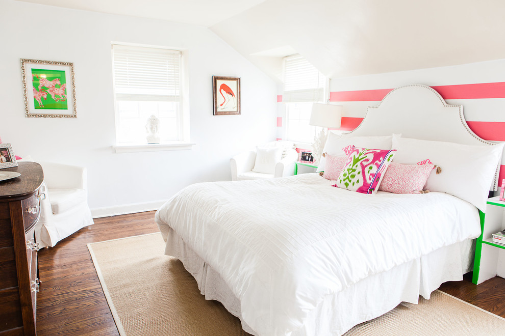Источник вдохновения для домашнего уюта: спальня в стиле неоклассика (современная классика) с разноцветными стенами и темным паркетным полом