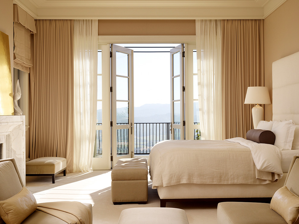 Modelo de dormitorio tradicional con paredes beige y moqueta
