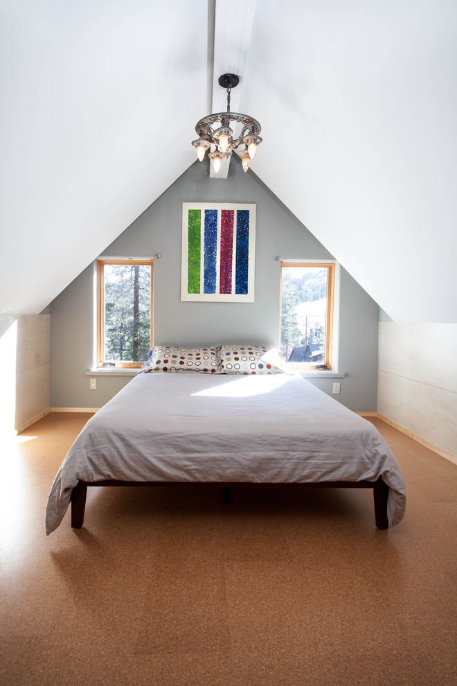 Ejemplo de dormitorio rústico con paredes grises, suelo de corcho, suelo marrón y techo inclinado