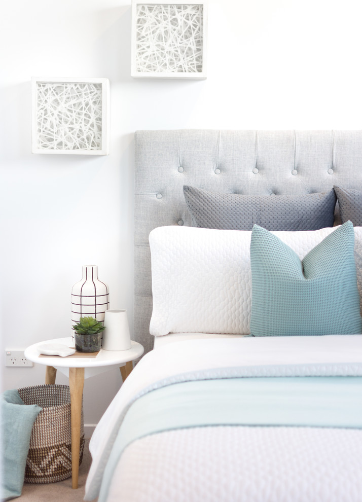 Ispirazione per una camera degli ospiti minimal di medie dimensioni con pareti bianche, moquette e pavimento beige