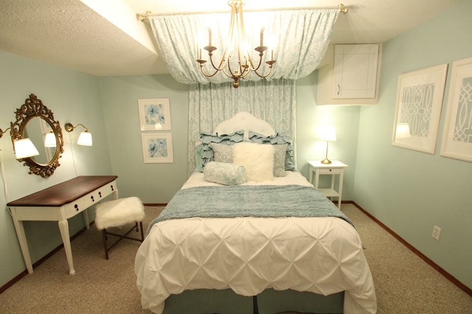 Cette image montre une chambre avec moquette traditionnelle de taille moyenne avec un mur bleu et un sol beige.