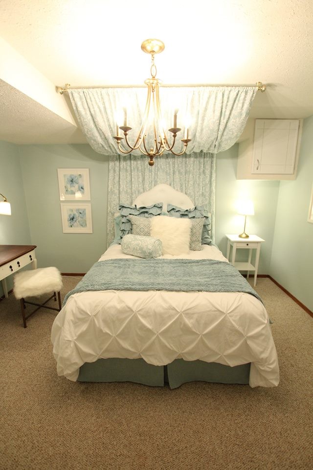 На фото: спальня среднего размера в классическом стиле с синими стенами, ковровым покрытием и бежевым полом
