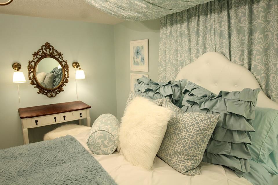 Modelo de dormitorio clásico de tamaño medio con paredes azules, moqueta y suelo beige