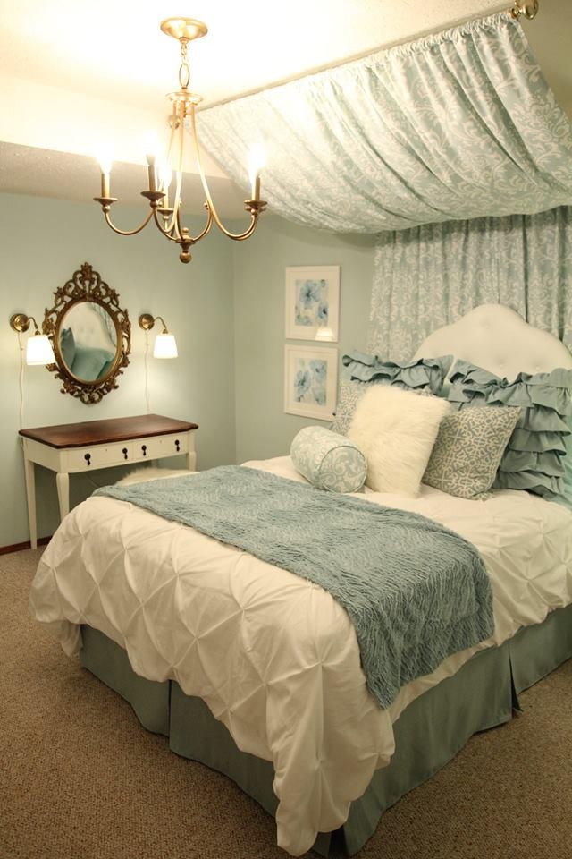 Mittelgroßes Klassisches Schlafzimmer mit blauer Wandfarbe, Teppichboden und beigem Boden in Calgary