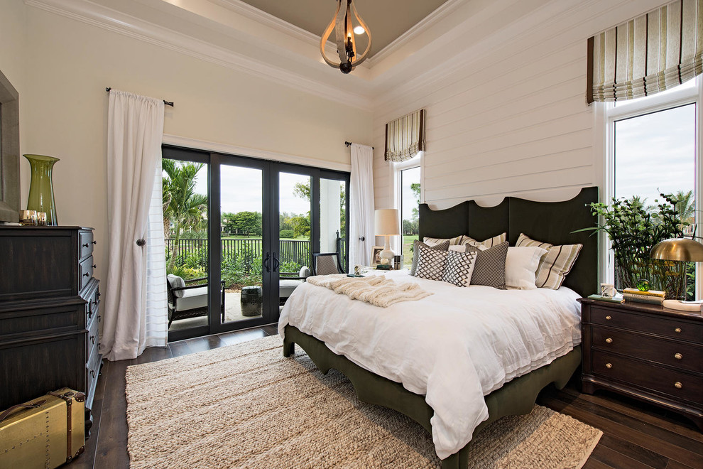Ejemplo de habitación de invitados clásica renovada grande con paredes blancas y suelo de madera en tonos medios