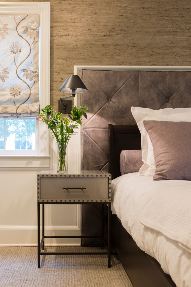 Kleines Klassisches Hauptschlafzimmer ohne Kamin mit beiger Wandfarbe und hellem Holzboden in New York
