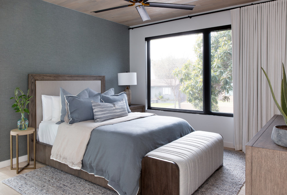 Идея дизайна: хозяйская спальня среднего размера в стиле модернизм с серыми стенами, светлым паркетным полом и коричневым полом