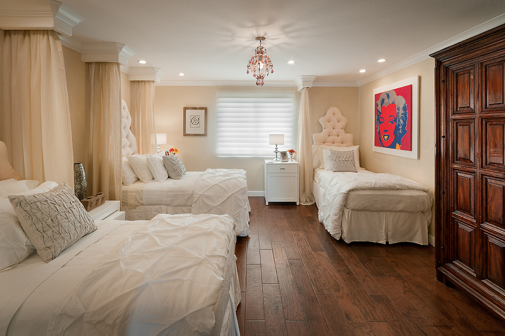 Foto di una camera degli ospiti classica di medie dimensioni con pareti beige, pavimento in legno massello medio e nessun camino