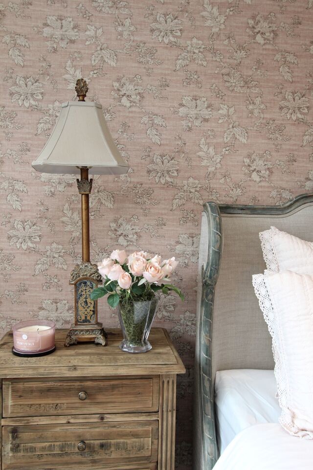 Idee per una camera matrimoniale stile shabby con pareti rosa