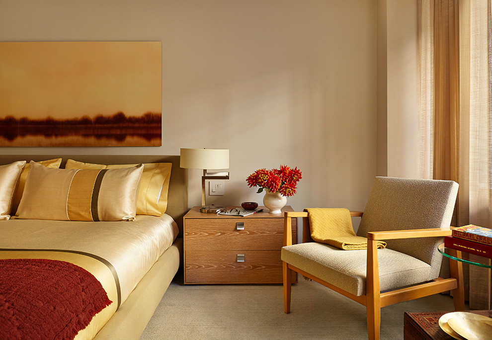 На фото: хозяйская спальня среднего размера в современном стиле с ковровым покрытием, бежевым полом и бежевыми стенами без камина с