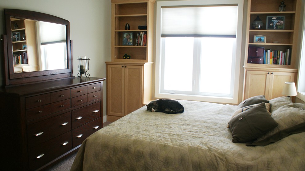 Стильный дизайн: хозяйская спальня среднего размера в современном стиле с бежевыми стенами и ковровым покрытием - последний тренд