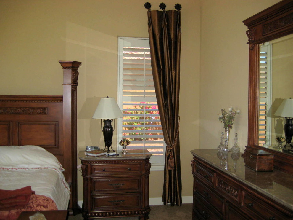 Источник вдохновения для домашнего уюта: большая хозяйская спальня в классическом стиле с желтыми стенами
