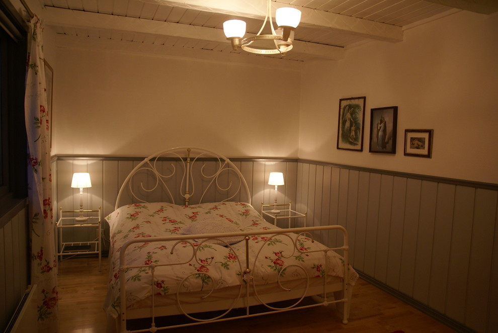 Идея дизайна: хозяйская спальня среднего размера в классическом стиле с разноцветными стенами и светлым паркетным полом без камина