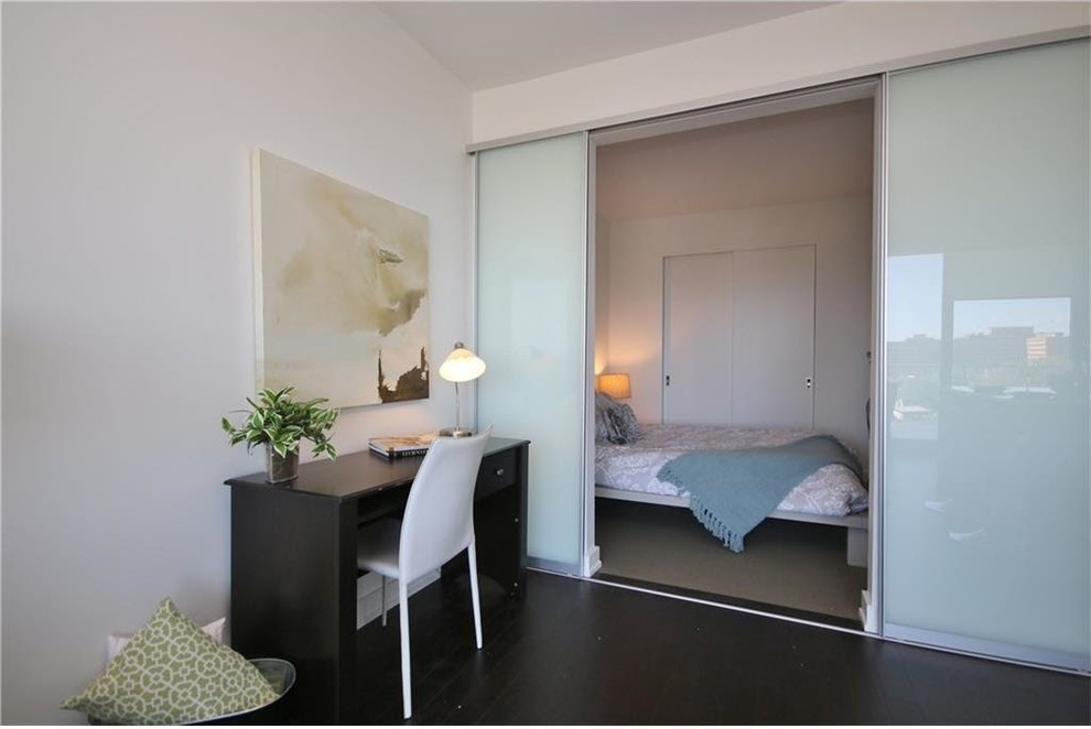 Идея дизайна: маленькая хозяйская спальня в стиле модернизм с белыми стенами и ковровым покрытием для на участке и в саду