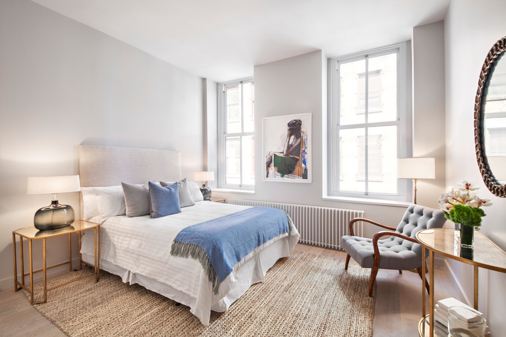 ニューヨークにあるトランジショナルスタイルのおしゃれな寝室 (白い壁、無垢フローリング)