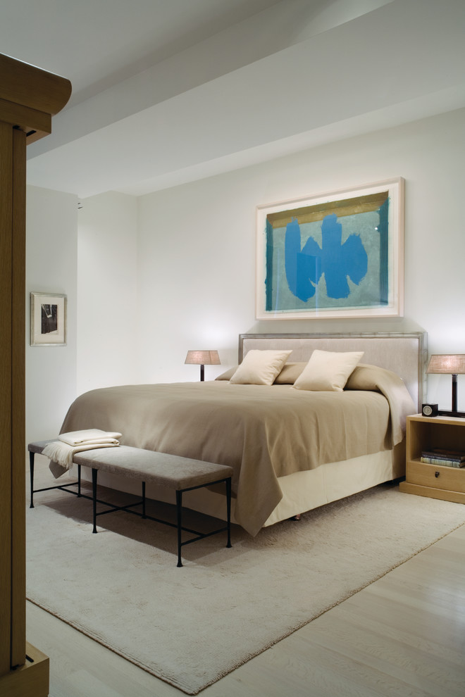 ニューヨークにあるコンテンポラリースタイルのおしゃれな寝室 (白い壁、淡色無垢フローリング) のレイアウト