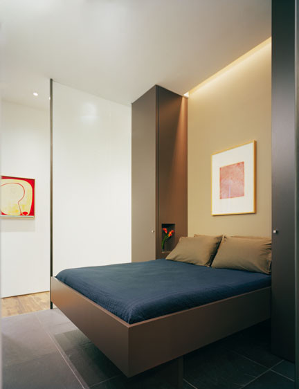 Diseño de habitación de invitados contemporánea pequeña sin chimenea con paredes beige y suelo de pizarra