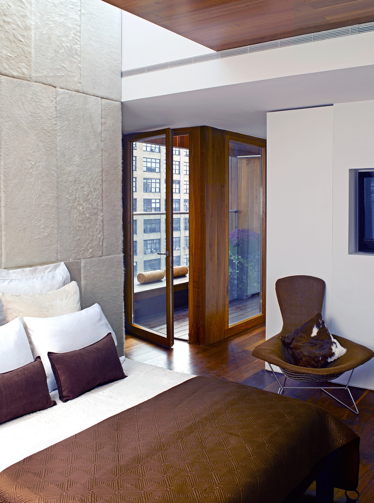 Modernes Schlafzimmer mit weißer Wandfarbe und dunklem Holzboden in New York