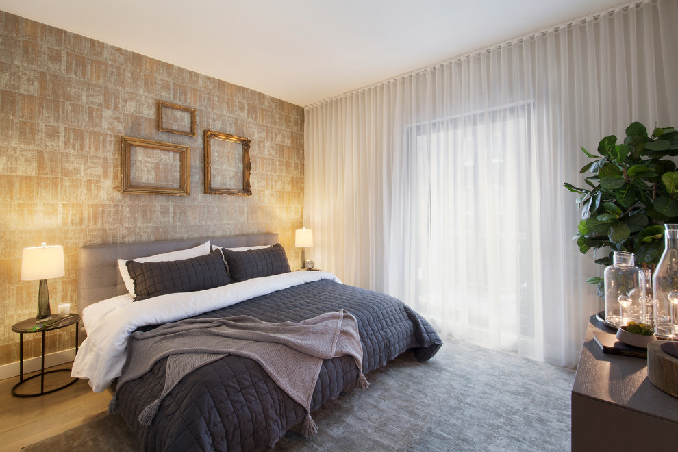 Exemple d'une chambre d'amis tendance de taille moyenne avec un mur blanc et parquet clair.