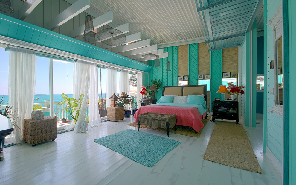 На фото: хозяйская спальня в морском стиле с зелеными стенами, деревянным полом и белым полом