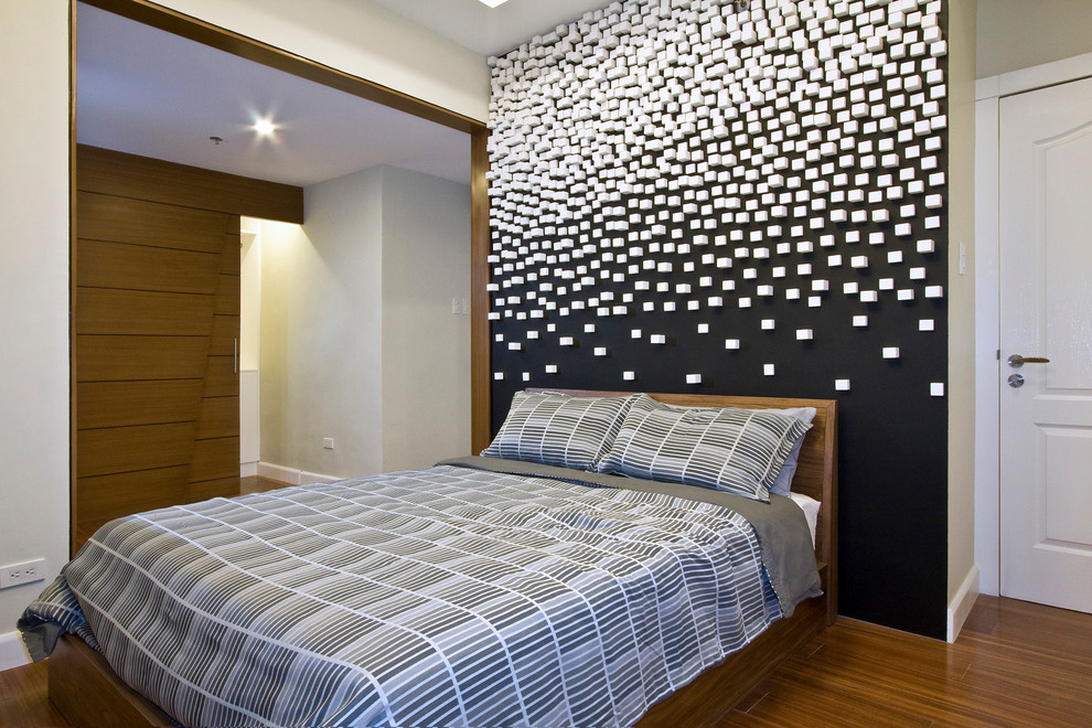 Свежая идея для дизайна: спальня в современном стиле с акцентной стеной без камина - отличное фото интерьера