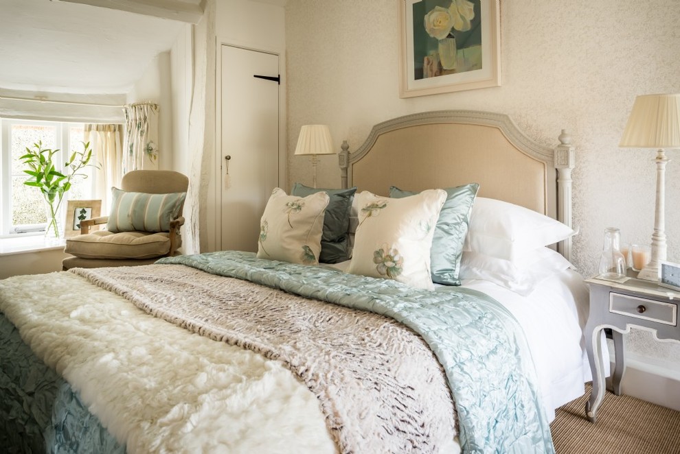 Foto di una camera degli ospiti country di medie dimensioni con pareti bianche, moquette e pavimento beige
