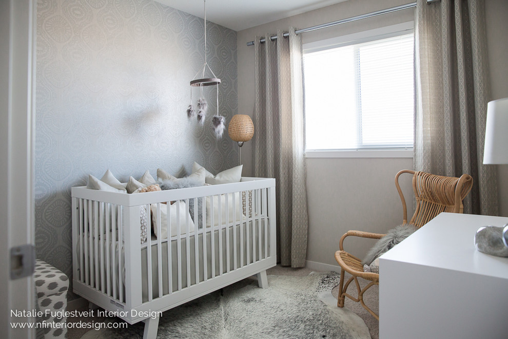 На фото: маленькая комната для малыша в стиле модернизм с серыми стенами и ковровым покрытием для на участке и в саду с