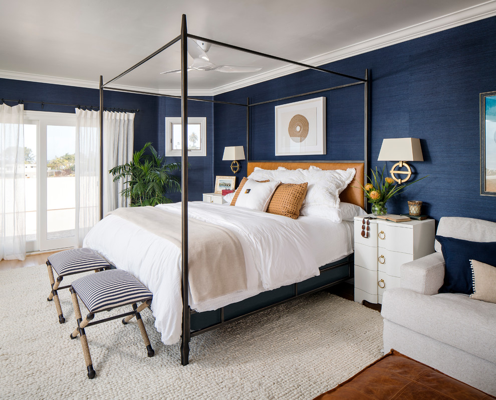 Пример оригинального дизайна: хозяйская спальня среднего размера в морском стиле с синими стенами