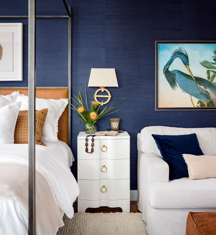 サンフランシスコにある中くらいなビーチスタイルのおしゃれな主寝室 (青い壁、淡色無垢フローリング、コーナー設置型暖炉、タイルの暖炉まわり、茶色い床) のインテリア