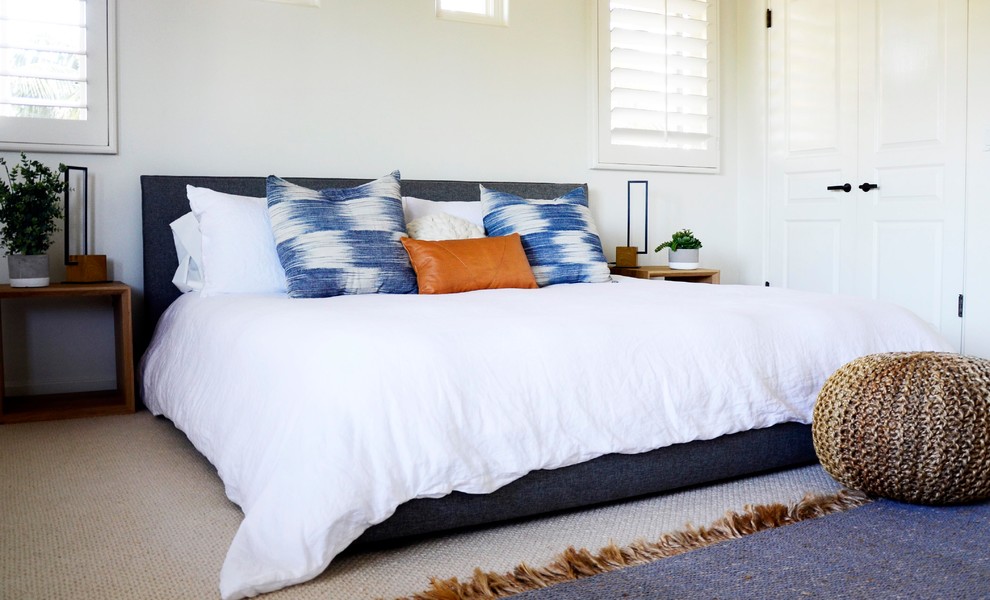 Mittelgroßes Maritimes Gästezimmer mit weißer Wandfarbe, Teppichboden und beigem Boden in San Diego
