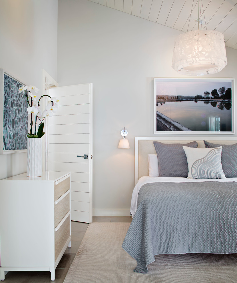 На фото: спальня в морском стиле с серыми стенами
