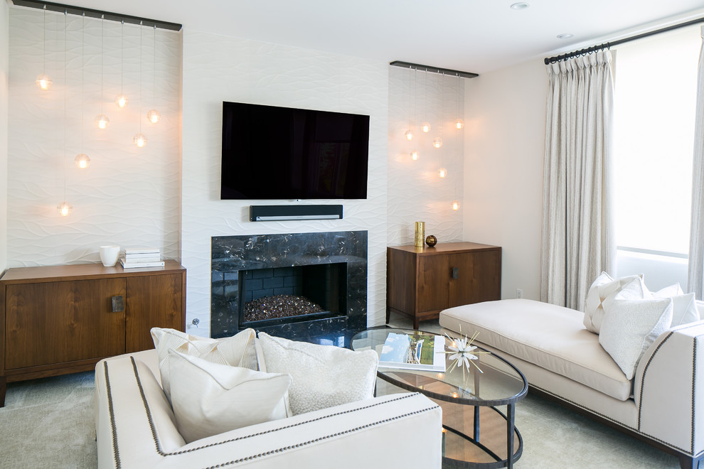 サンディエゴにある広いトランジショナルスタイルのおしゃれな主寝室 (白い壁、カーペット敷き、標準型暖炉、石材の暖炉まわり、ベージュの床) のインテリア