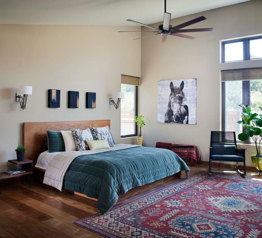 サンディエゴにある広いエクレクティックスタイルのおしゃれな主寝室 (ベージュの壁、無垢フローリング) のインテリア