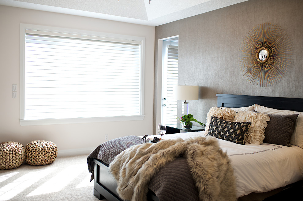 Идея дизайна: хозяйская спальня среднего размера в современном стиле с ковровым покрытием, серыми стенами и бежевым полом без камина