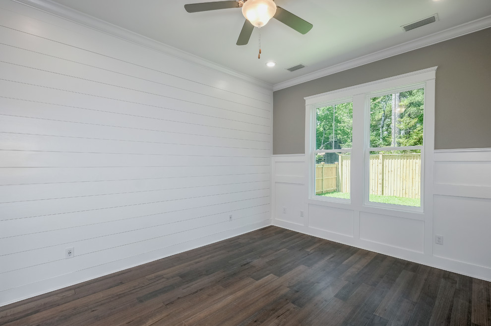 Foto de dormitorio principal de estilo americano de tamaño medio con paredes grises, suelo de madera en tonos medios y suelo marrón