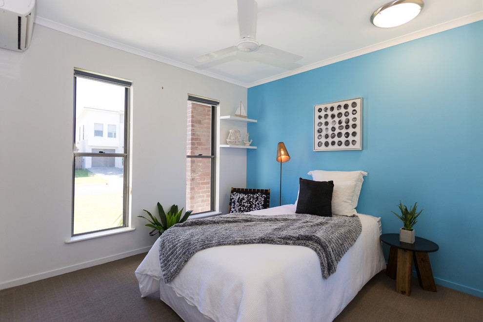 Klassisches Schlafzimmer ohne Kamin mit blauer Wandfarbe in Brisbane