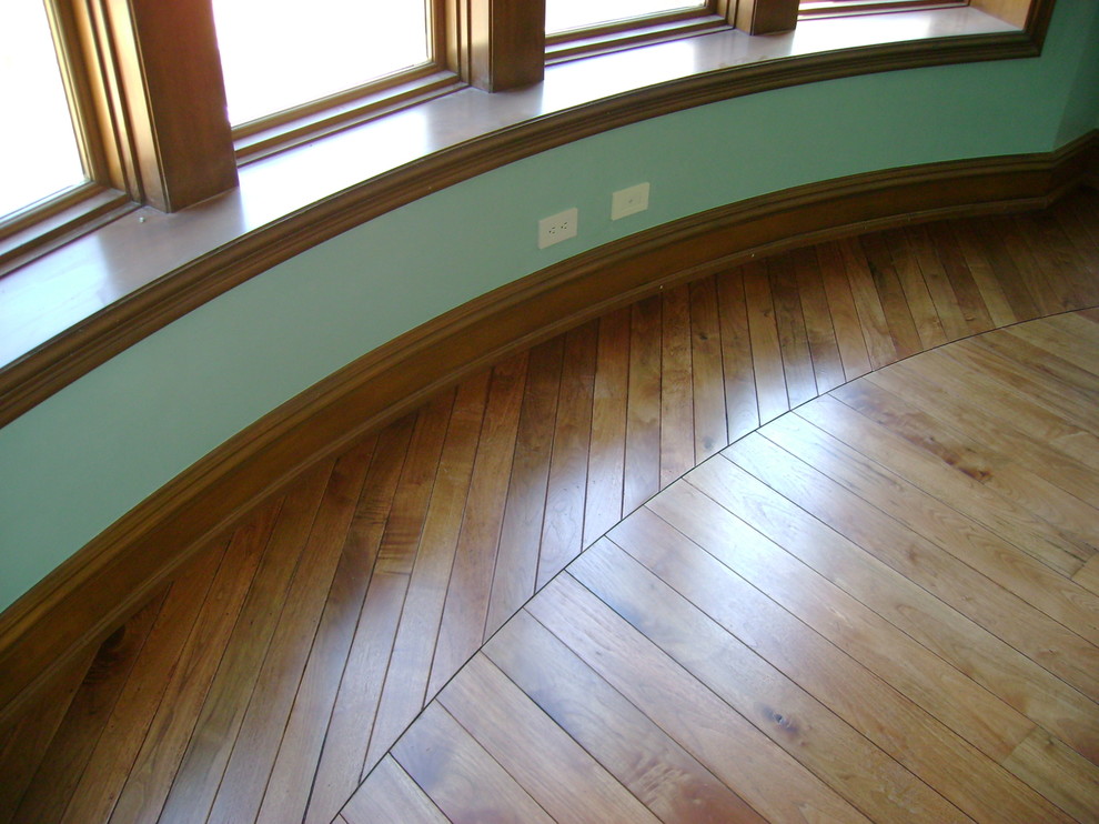 Foto de habitación de invitados clásica renovada grande con suelo de madera clara