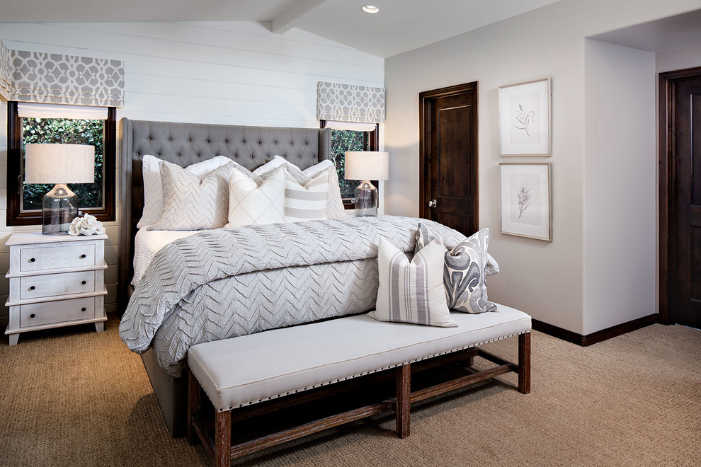 サンディエゴにある広いトランジショナルスタイルのおしゃれな主寝室 (カーペット敷き、グレーの壁) のレイアウト