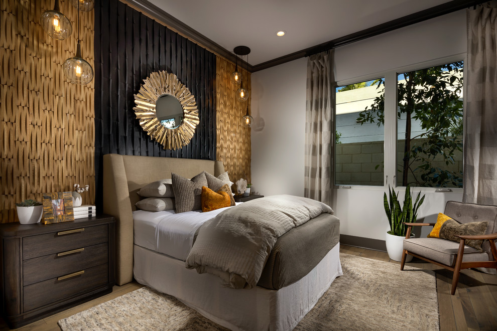 На фото: большая гостевая спальня (комната для гостей) в современном стиле с белыми стенами, паркетным полом среднего тона и коричневым полом без камина с